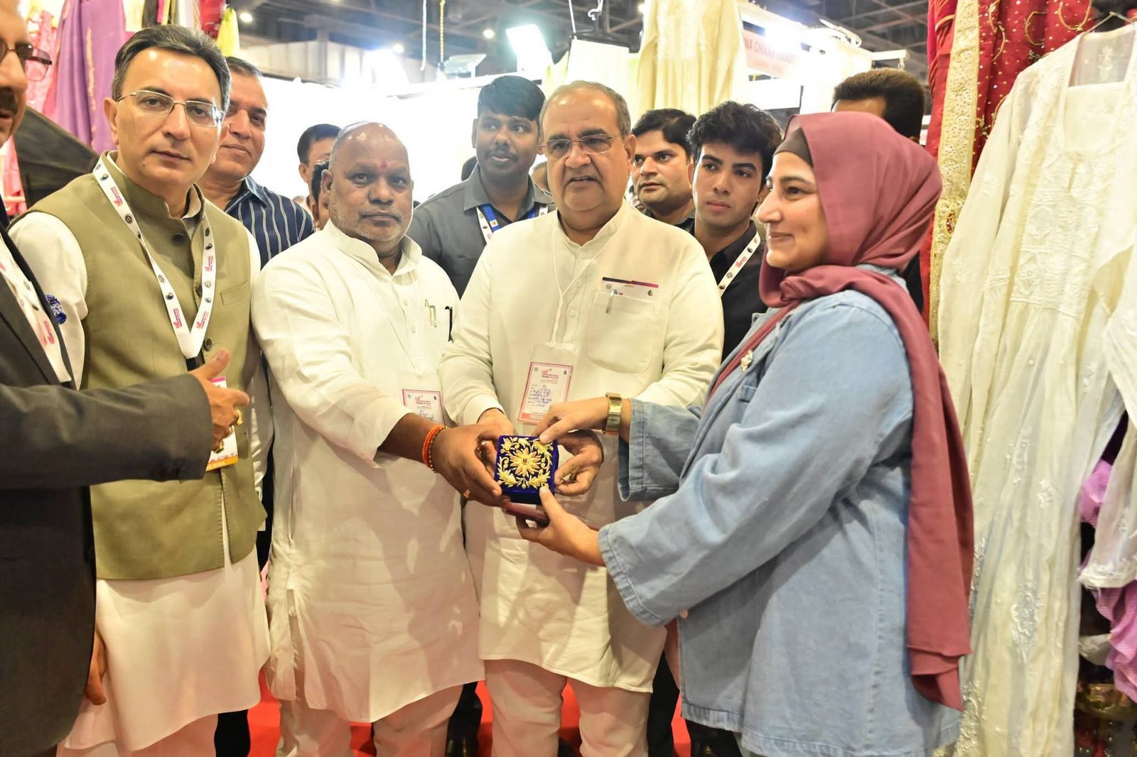ट्रेड शो में स्टॉल का निरीक्षण करते केंद्रीय राज्य मंत्री जितिन प्रसाद व कैबिनेट मंत्री भूपेंद्र चौधरी।