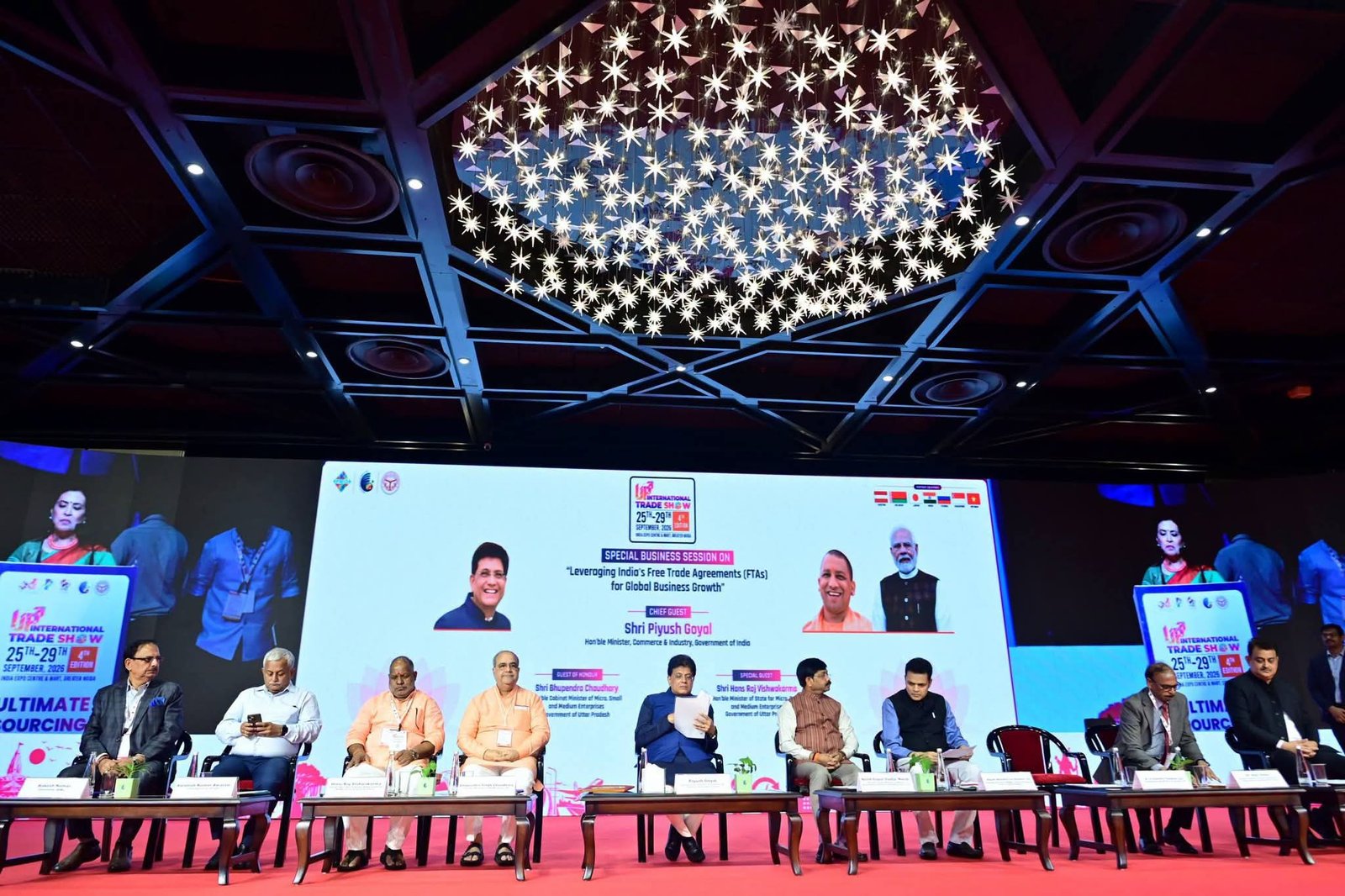 यूपी इंटरनेशनल ट्रेड शो में उपस्थित केंद्रीय मंत्री पीयूष गोयल, कैबिनेट मंत्री भूपेंद्र चौधरी व नंद गोपाल गुप्ता।