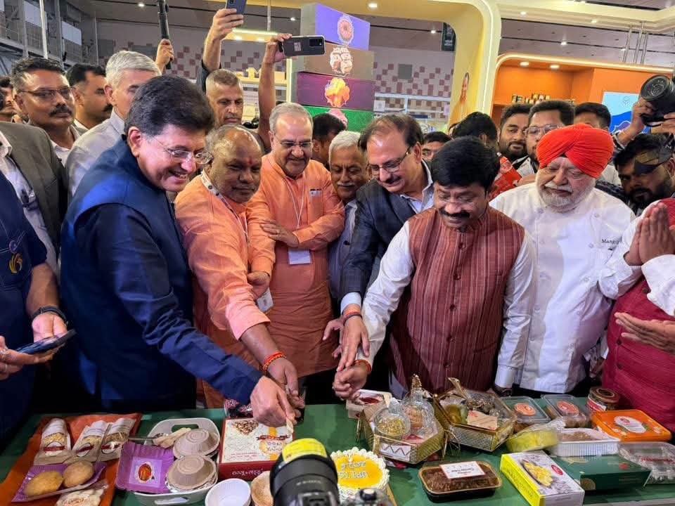 ट्रेड शो में स्टालों का जायजा लेते केंद्रीय मंत्री पीयूष गोयल व कैबिनेट मंत्री भूपेंद्र चौधरी और नंद गोपाल गुप्ता