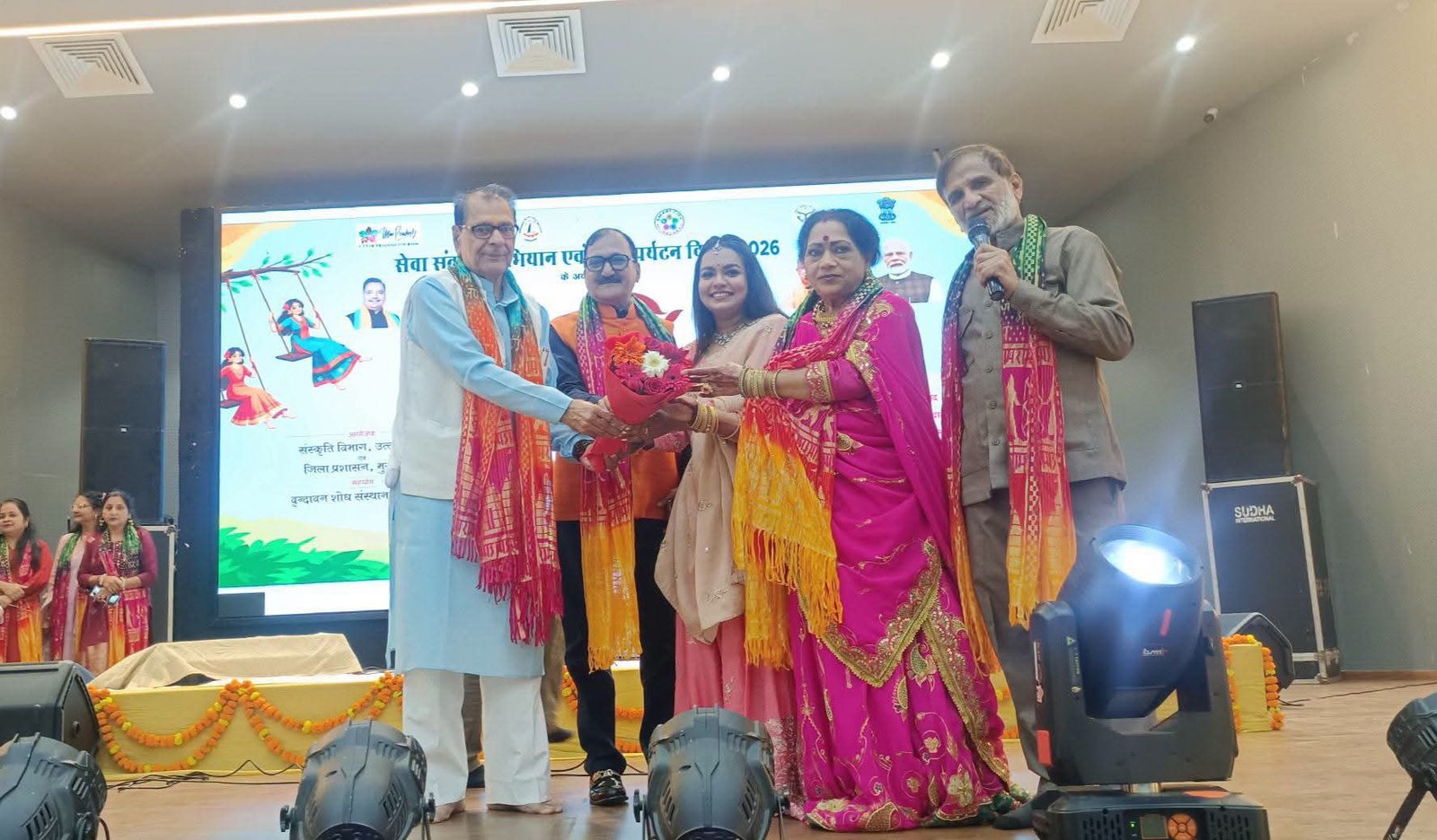 कजरी महोत्सव में प्रतिभागियों को सम्मानित करते एमएलसी डॉ जयपाल सिंह व्यस्त व महापौर विनोद अग्रवाल।