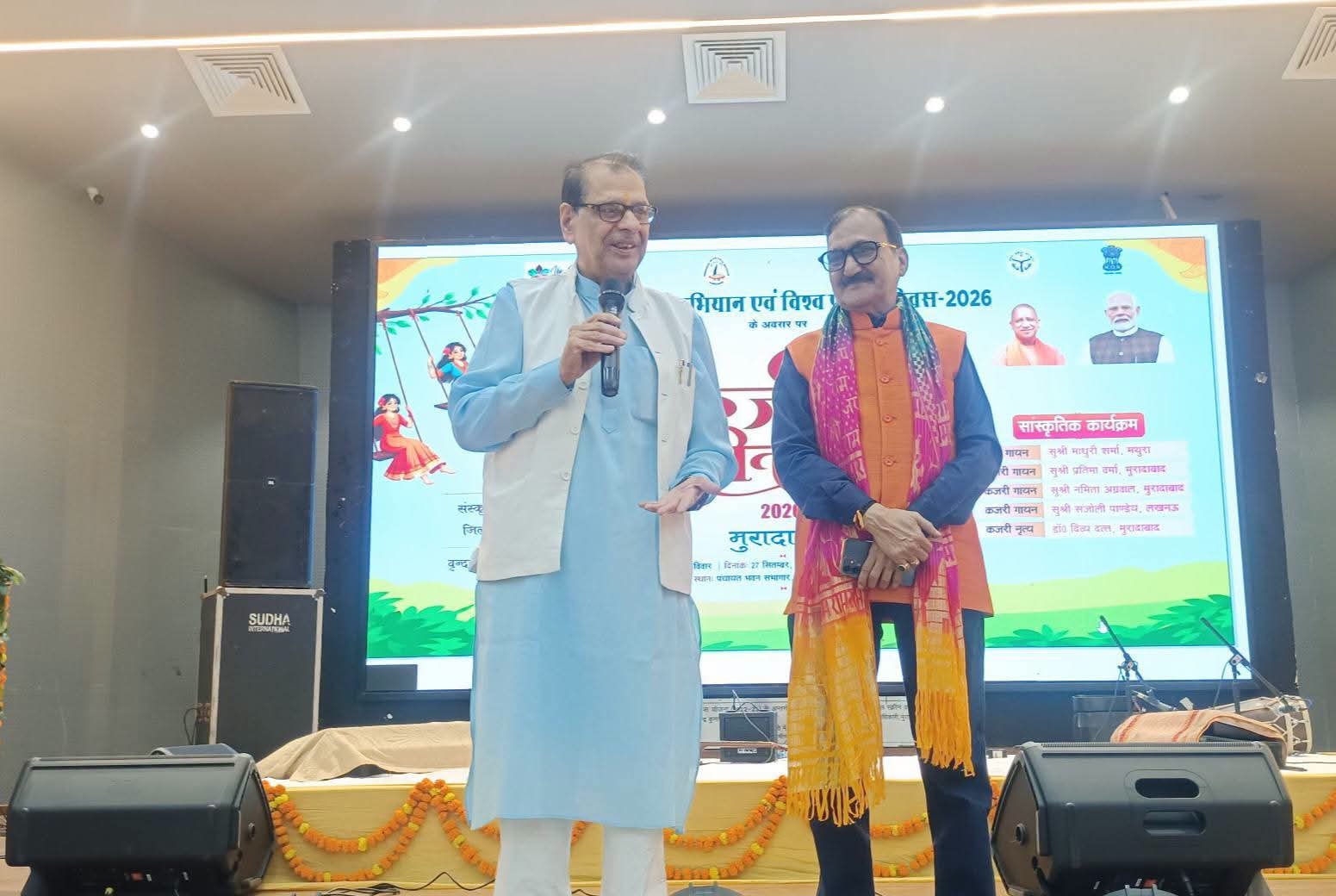 कजरी मोहत्सव की जानकारी देते एमएलसी डॉ जयपाल सिंह व्यस्त।