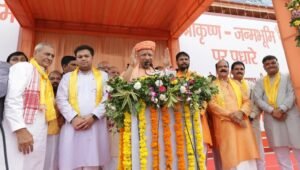कृष्ण जन्माष्टमी के अवसर पर मथुरा में मंच से बोलते सीएम योगी