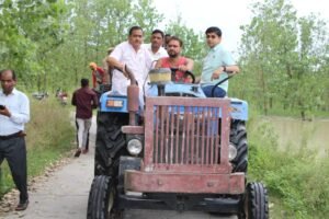 बाढ़ प्रभावित क्षेत्र का जायजा लेते कुंदरकी विधायक व डीएम
