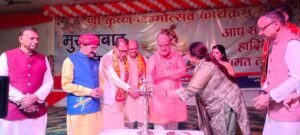 रिजर्व पुलिस लाइन में श्रीकृष्ण जन्माष्टमी पर कार्यक्रम का दीप प्रज्ज्वलित करते मुख्यतिथि।