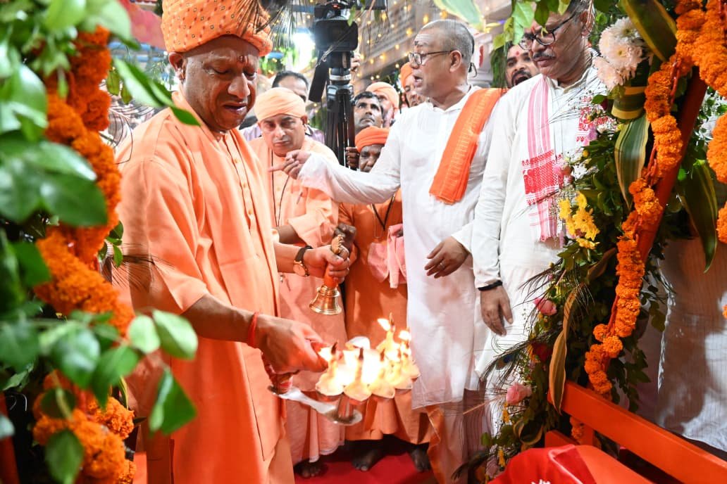 श्रीकृष्ण जन्माष्टमी के अवसर पर गोरखनाथ मंदिर के गर्भगृह में विधि विधान से पूजा करते सीएम योगी।