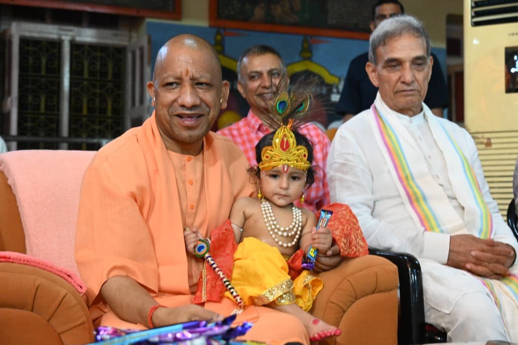 श्रीकृष्णा बने बच्चों को दुलार करते सीएम योगी।