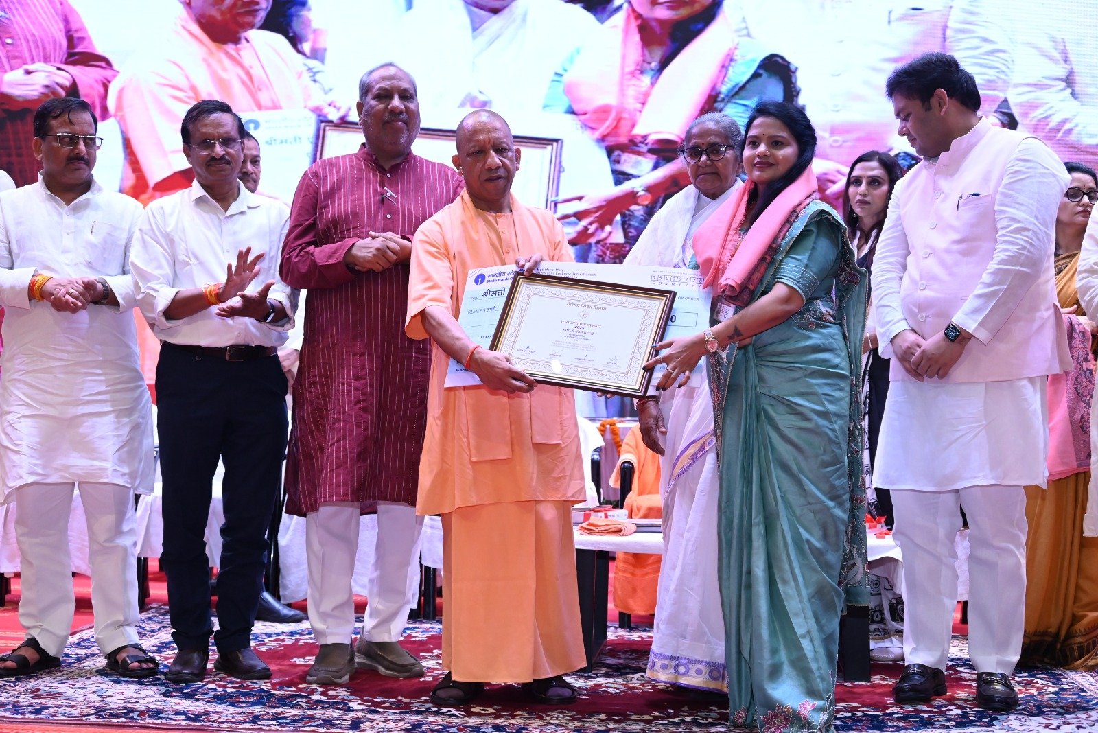 शिक्षक दिवस पर शिक्षकों का सम्मान करते सीएम योगी।