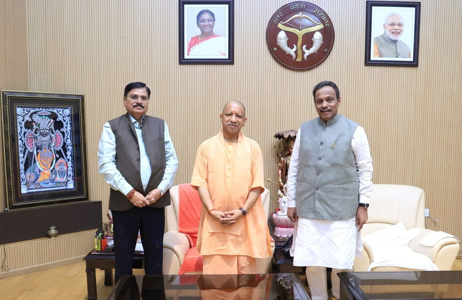 मुख्यमंत्री के साथ खड़े प्रदेश प्रभारी और सह-प्रभारी।