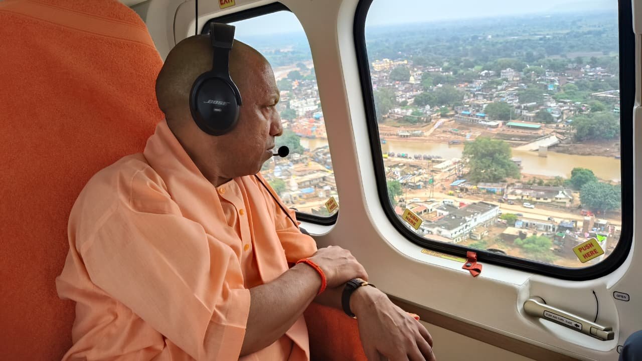 चित्रकूट में बाढ़ प्रभावित क्षेत्रों का हवाई निरीक्षण करते मुख्यमंत्री योगी।