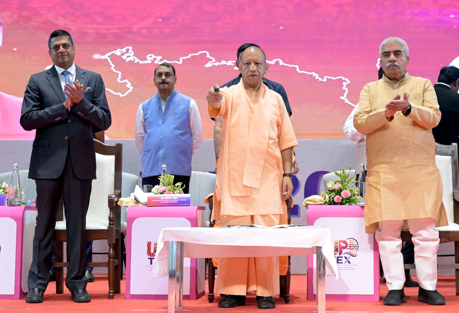 यूपी टैक्सटाइल कॉन्क्लेव का उद्घाटन करते मुख्यमंत्री योगी आदित्यनाथ।
