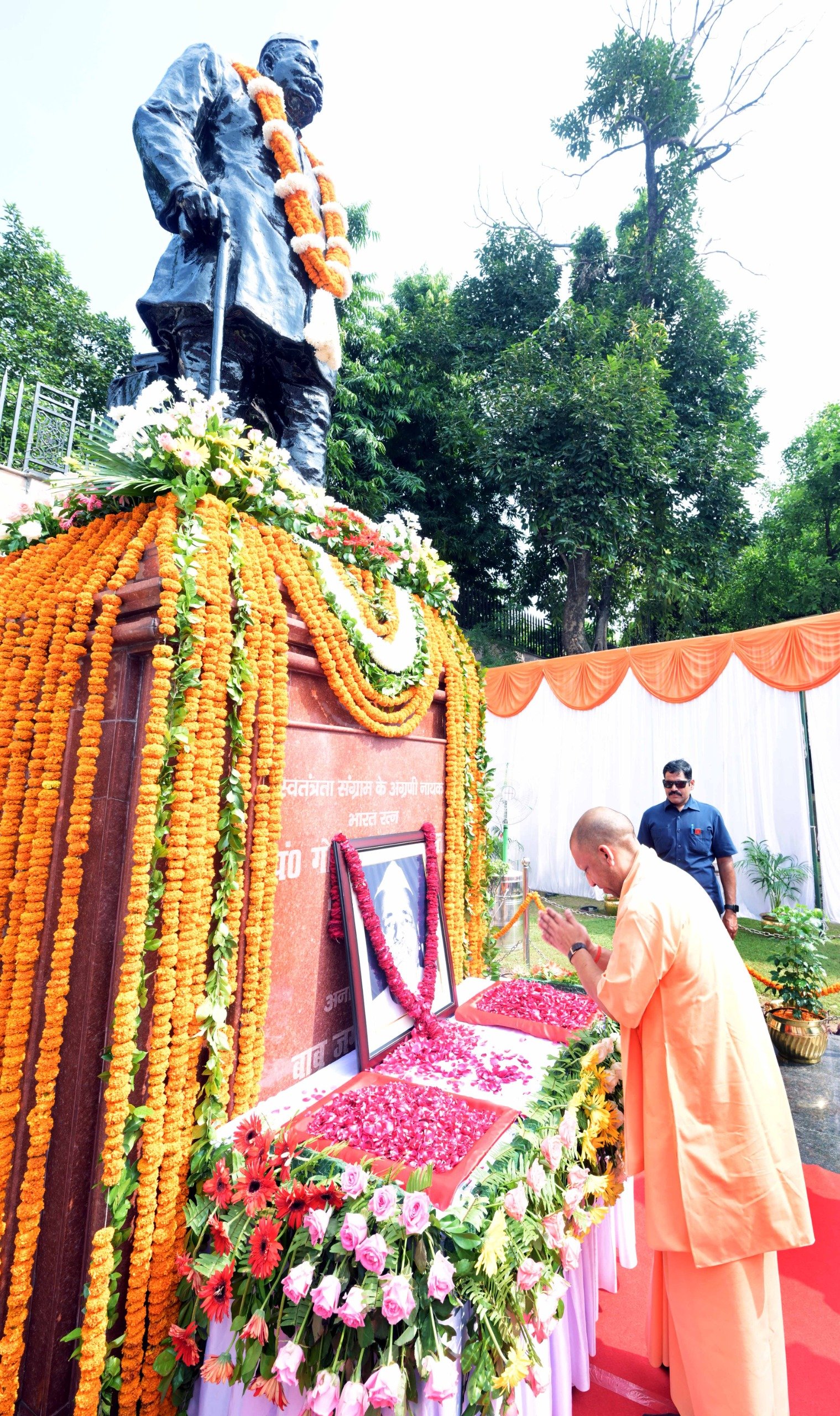 पंडित गोविंद बल्लभ पंत के चित्र पर पुष्प अर्पित करते मुख्यमंत्री योगी।