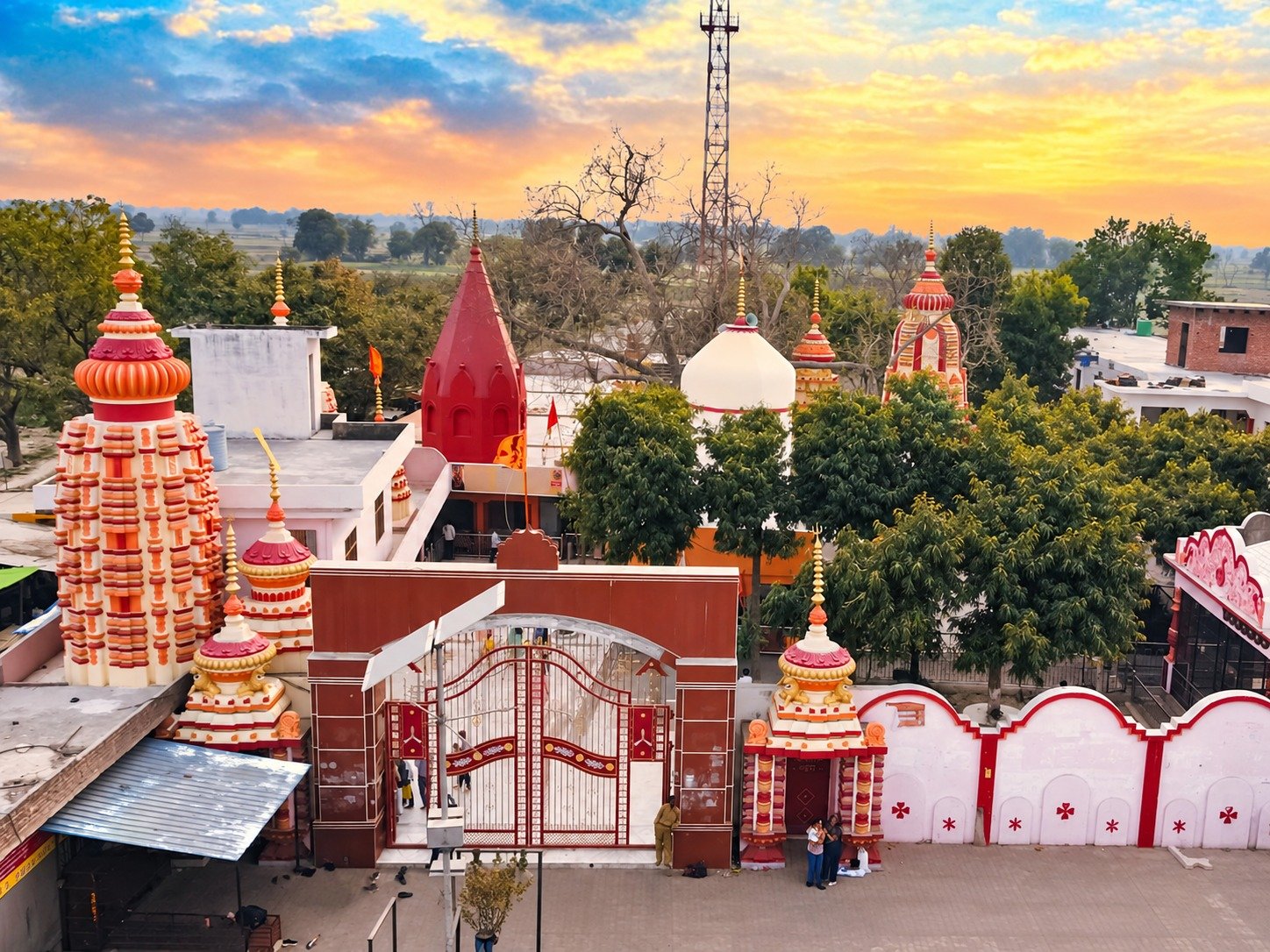 फर्रुखाबाद स्थित नीब करौरी बाबा आश्रम के निर्माण के बाद का फोटो।