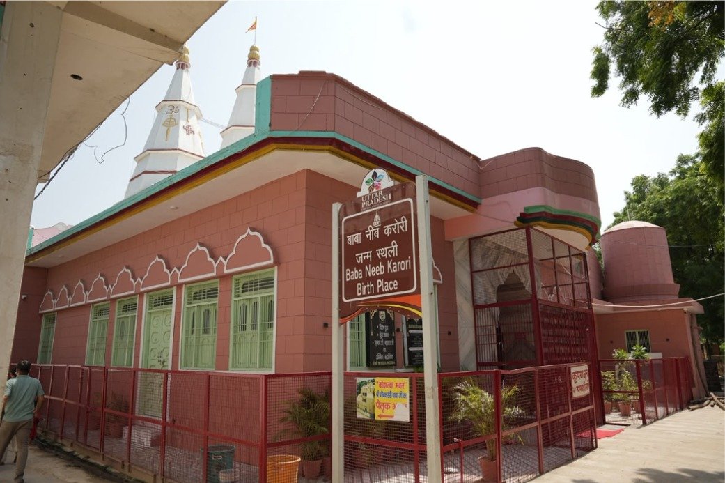 फ़िरोज़ाबाद स्थित बाबा नीब करोरी जन्मस्थली के मंदिर का फोटो।
