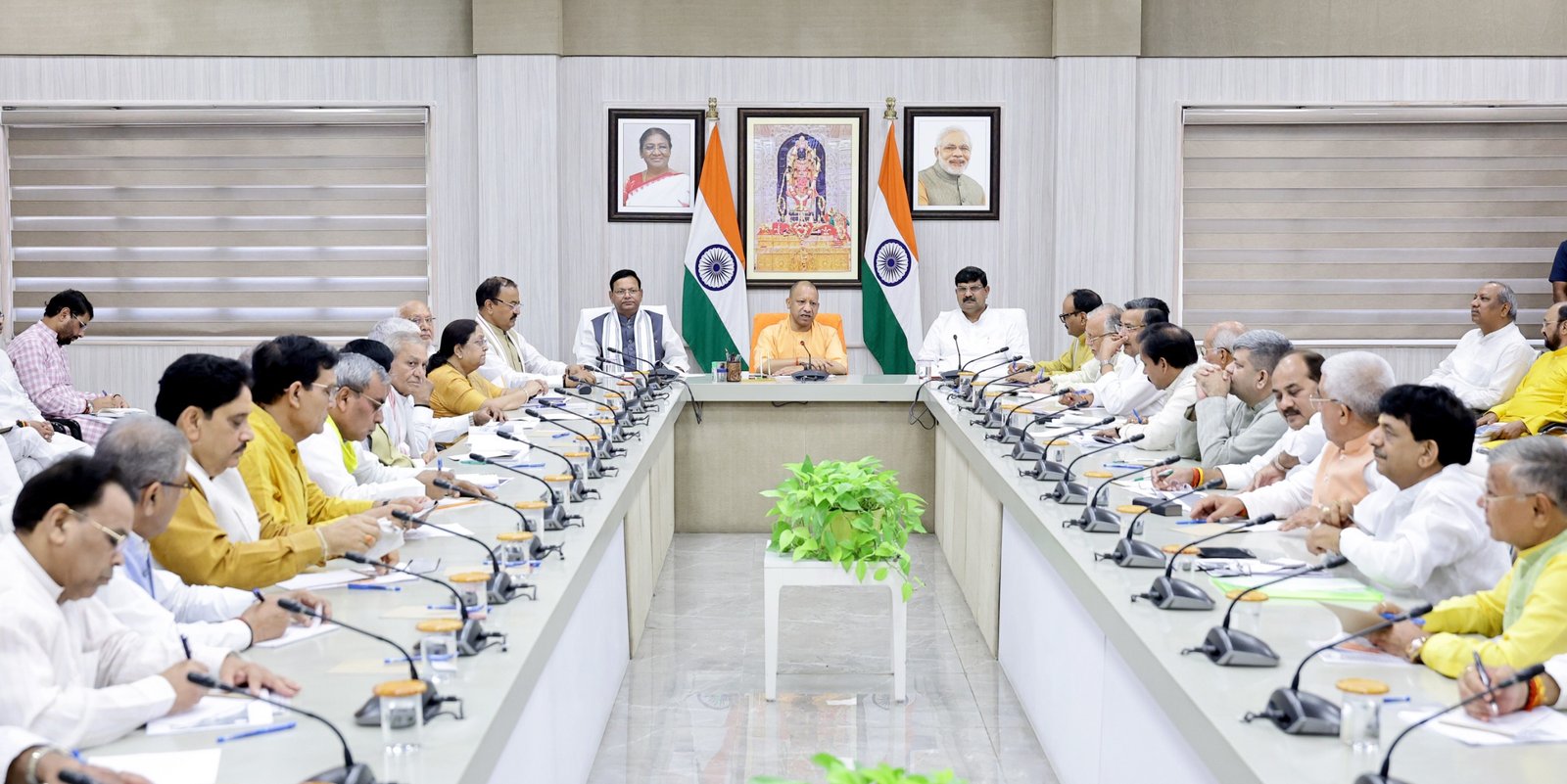 लखनऊ स्थित 5- कालिदास मार्ग पर 'सेवा संकल्प अभियान' के संबंध में बैठक करते मुख्यमंत्री योगी आदित्यनाथ।