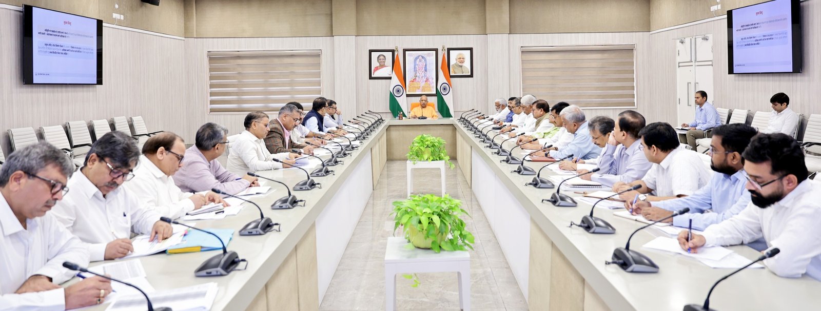 लखनऊ 5-कालिदास मार्ग स्थित आवास पर लोक निर्माण विभाग के अधिकारियों की समीक्षा बैठक लेते मुख्यमंत्री योगी आदित्यनाथ।