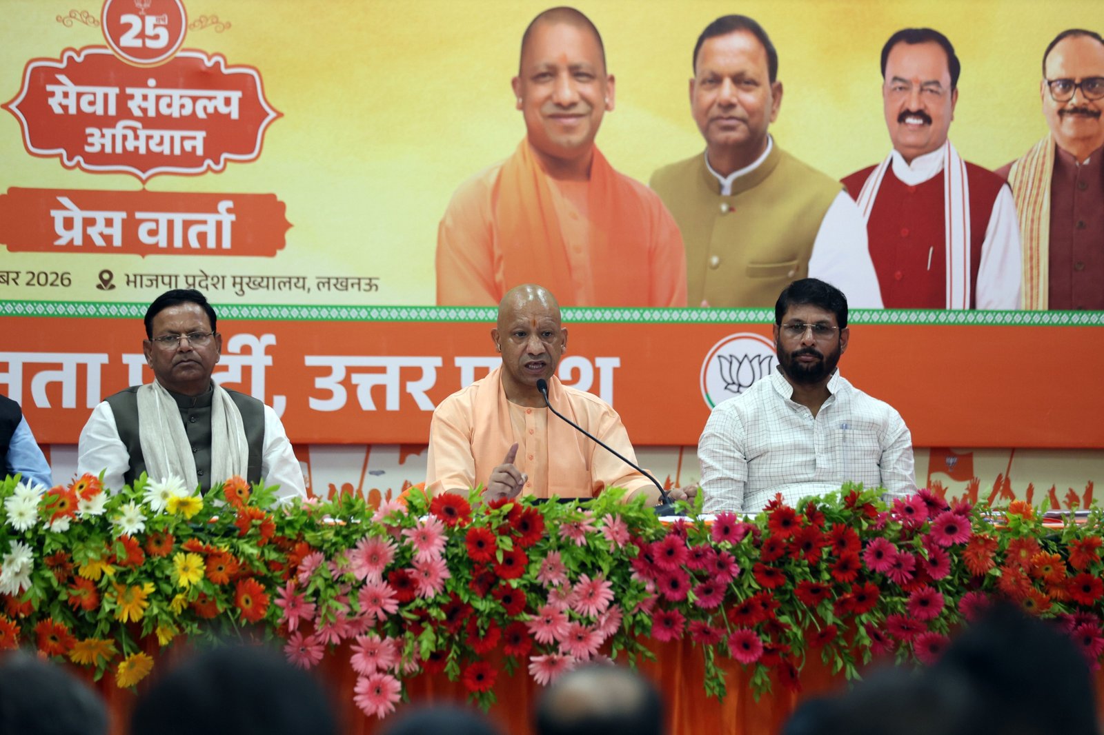 भाजपा कार्यालय पर पत्रकारों को कार्यक्रम की जानकारी देते सीएम योगी।