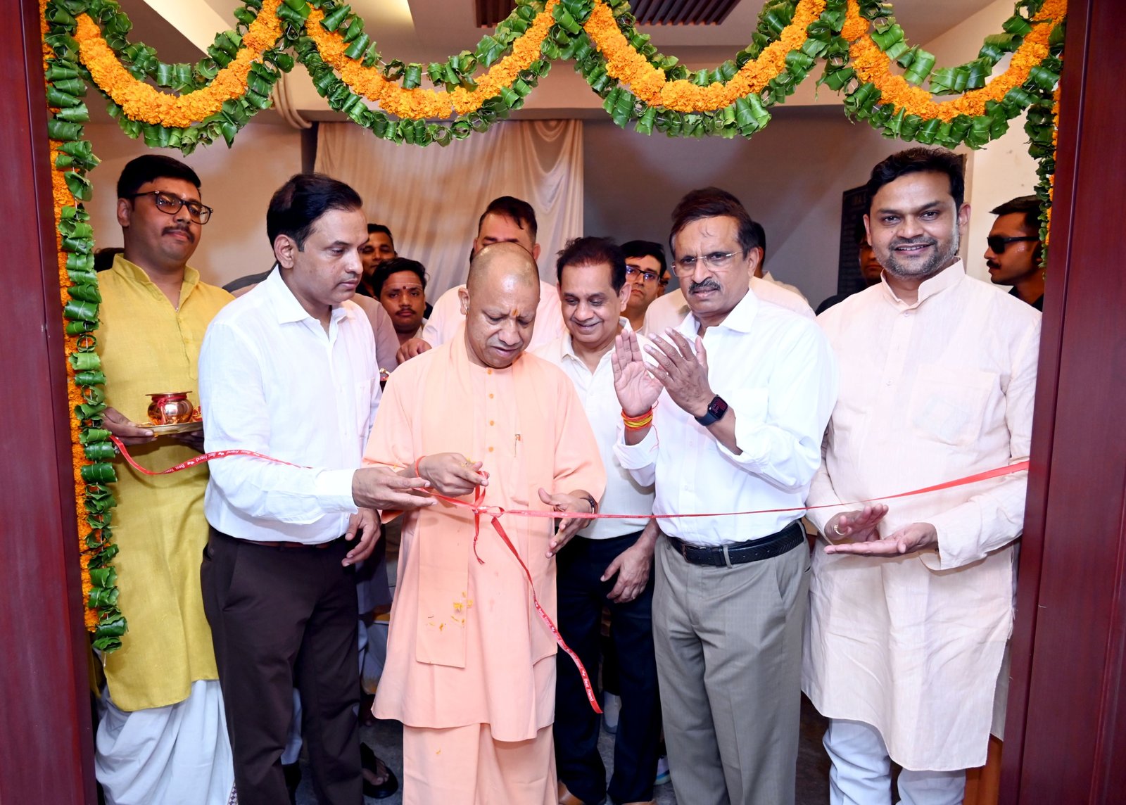 गोरखपुर में आईएमए चैरिटेबल ब्लड सेंटर कार्यक्रम का रिबन काटकर लोकार्पण करते मुख्यमंत्री योगी आदित्यनाथ।