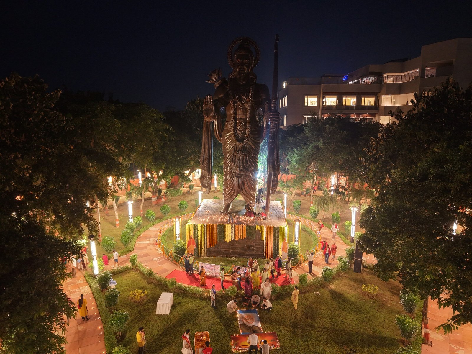 कार्यक्रम स्थल पर दीप प्रज्वलित करते अधिकारीगण व लोग