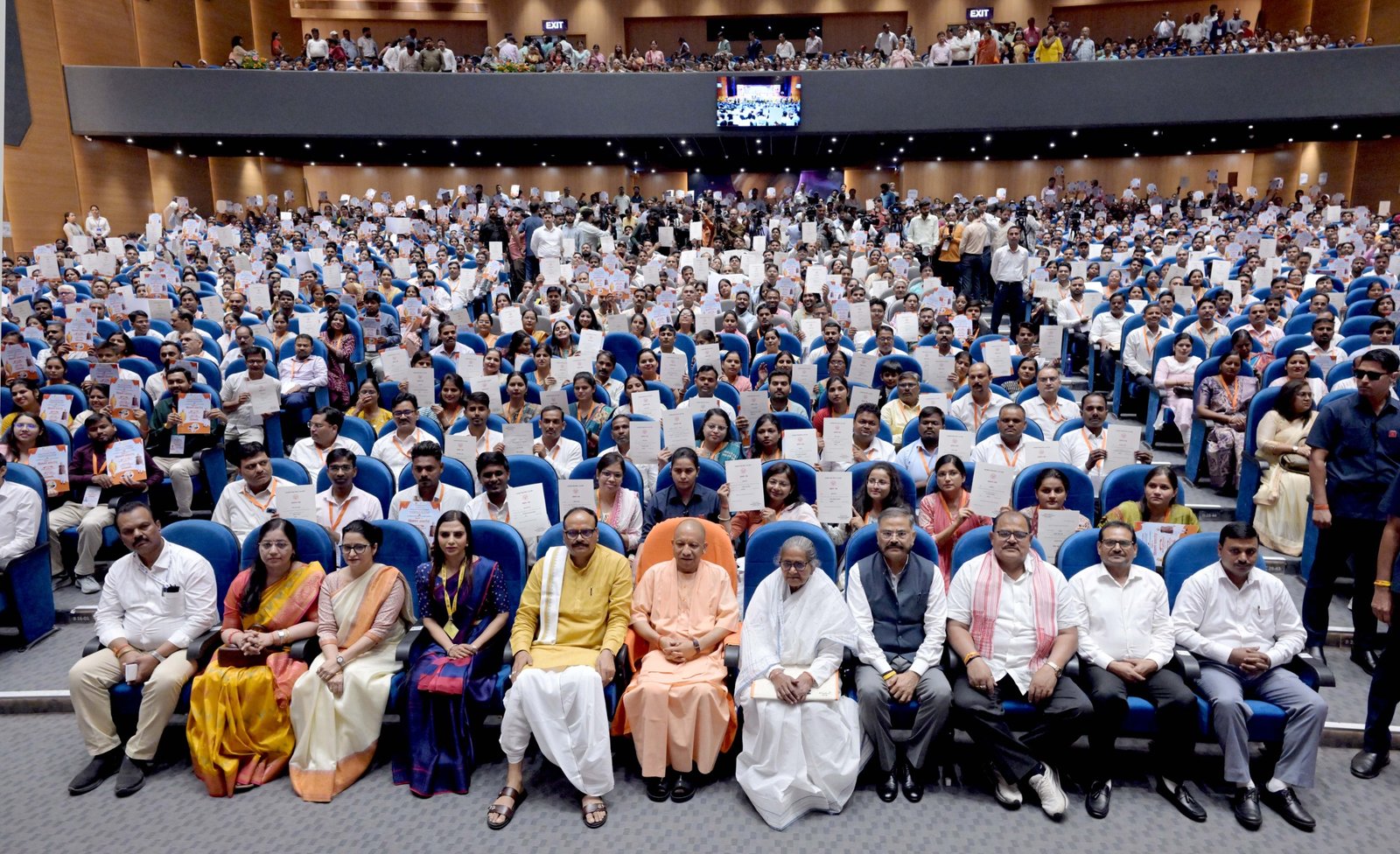 लखनऊ में नियुक्ति-पत्र वितरण कार्यक्रम में उपस्थित मुख्यमंत्री व अन्य।