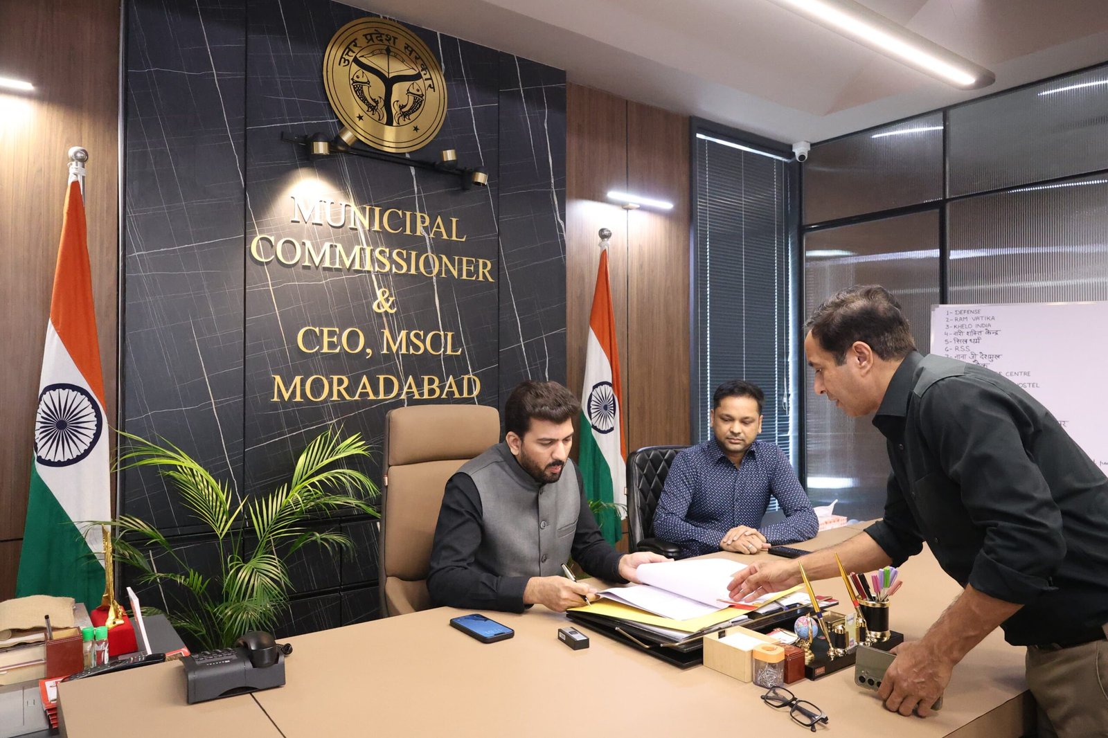 मुरादाबाद नगर आयुक्त के रूप में पदभार ग्रहण करते हिमांशु कौशिक। 