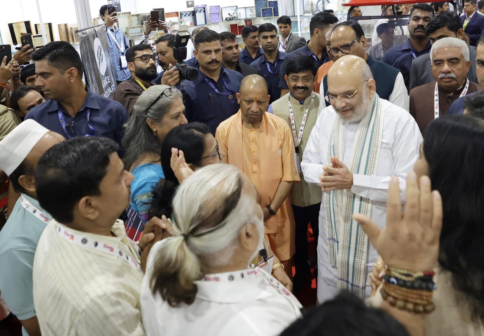 ग्रेटर नोएडा ट्रेड शो में लोगों से बात करते केंद्रीय मंत्री अमित शाह व सीएम योगी।