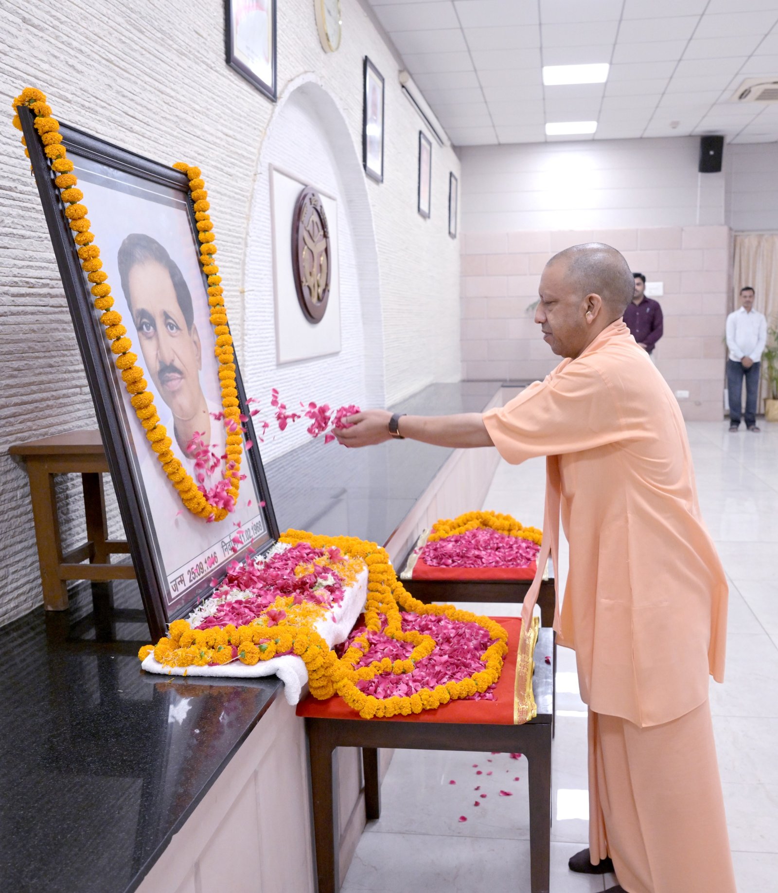 पं.दीनदयाल उपाध्याय की 110वीं जयंती के अवसर पर उनके चित्र पर पुष्पांजलि अर्पित करते सीएम योगी।