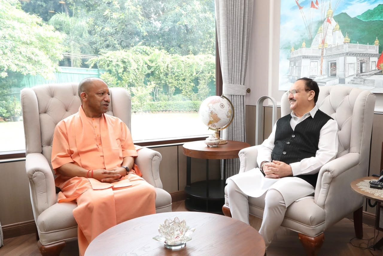 दिल्ली स्थित आवास पर पूर्व राष्ट्रीय अध्यक्ष व केंद्रीय मंत्री जेपी नड्डा से मुलाकात करते सीएम योगी।