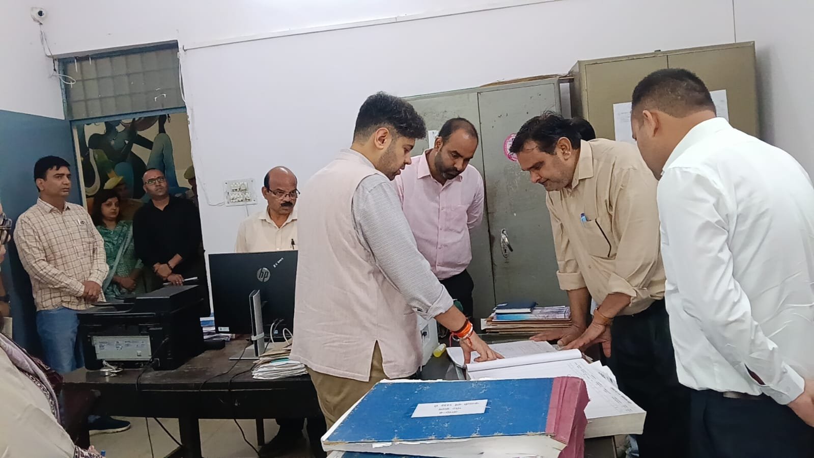 तहसील सदर में कर्मियों से जानकारी लेते जिलाधिकारी।