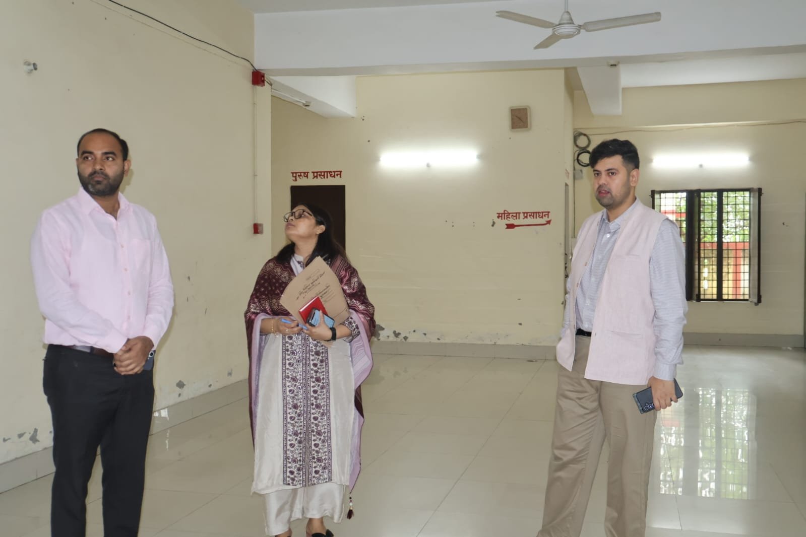 ईवीएम वेयरहाउस का निरीक्षण करते जिलाधिकारी व उपजिलाधिकारी।