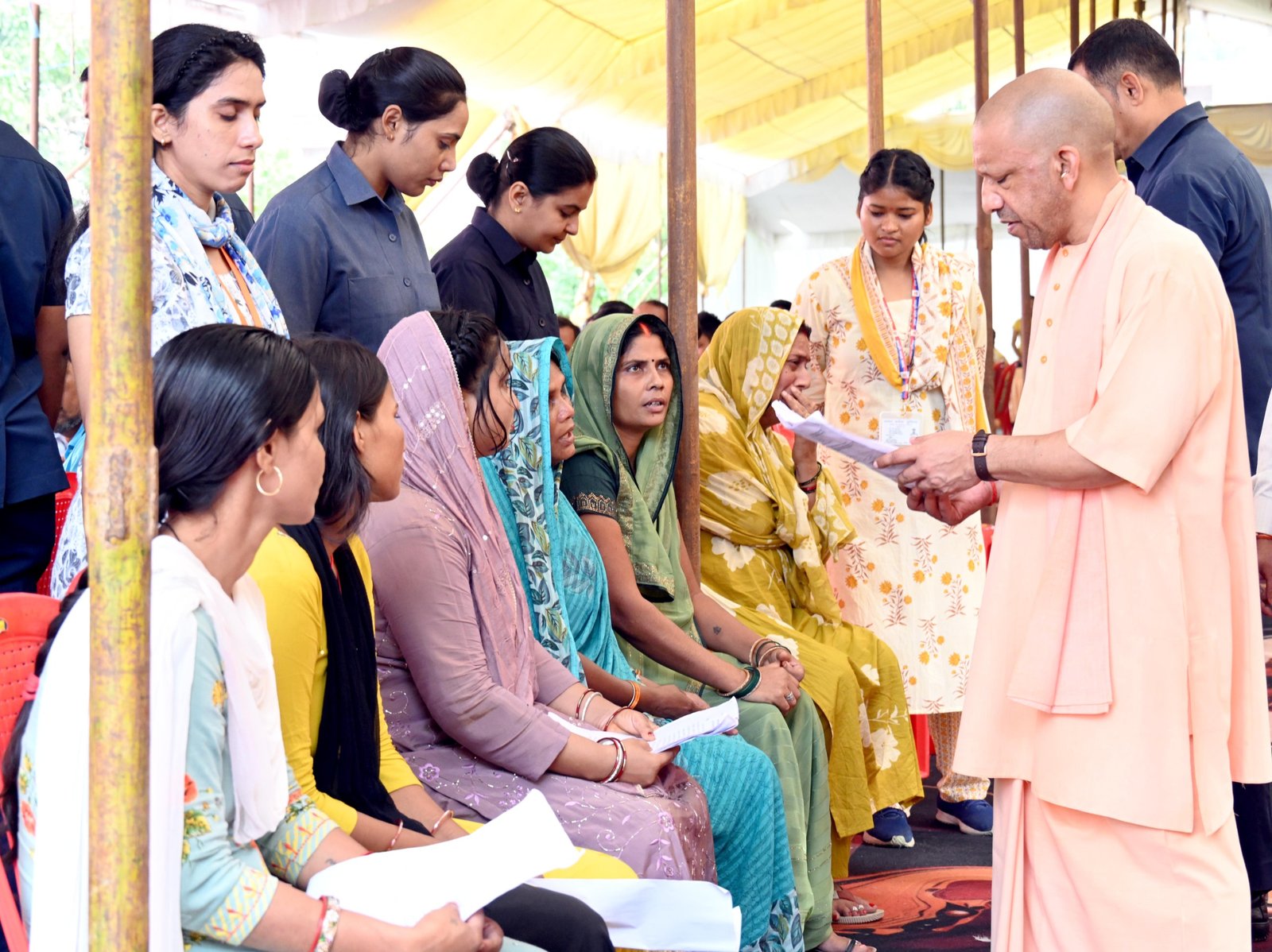 जनता दरबार में लोगो की समस्या सुनते सीएम योगी। 