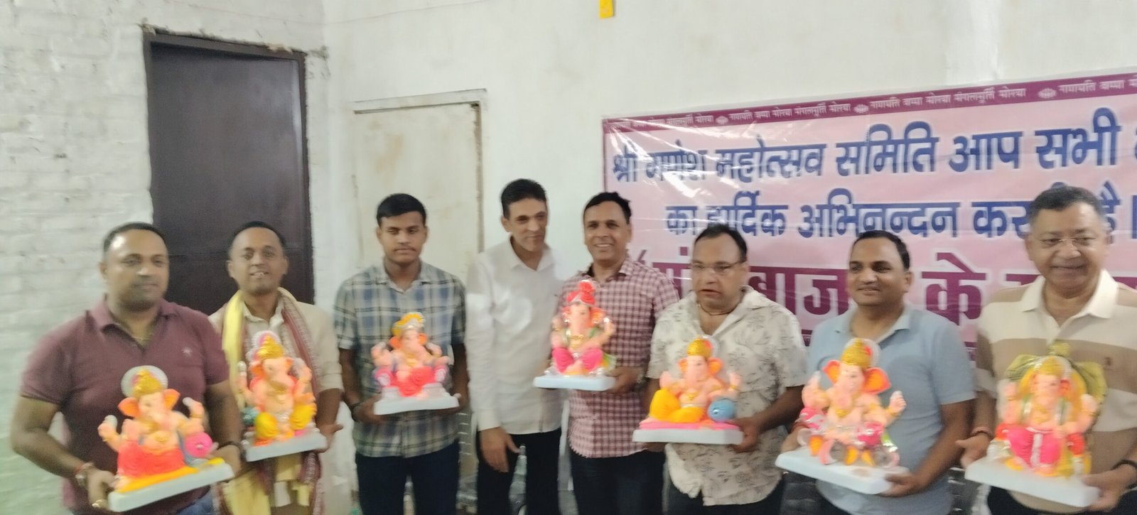 प्रेसवार्ता में गणेश महत्व की जानकारी देते समिति के पदाधिकारीगण।