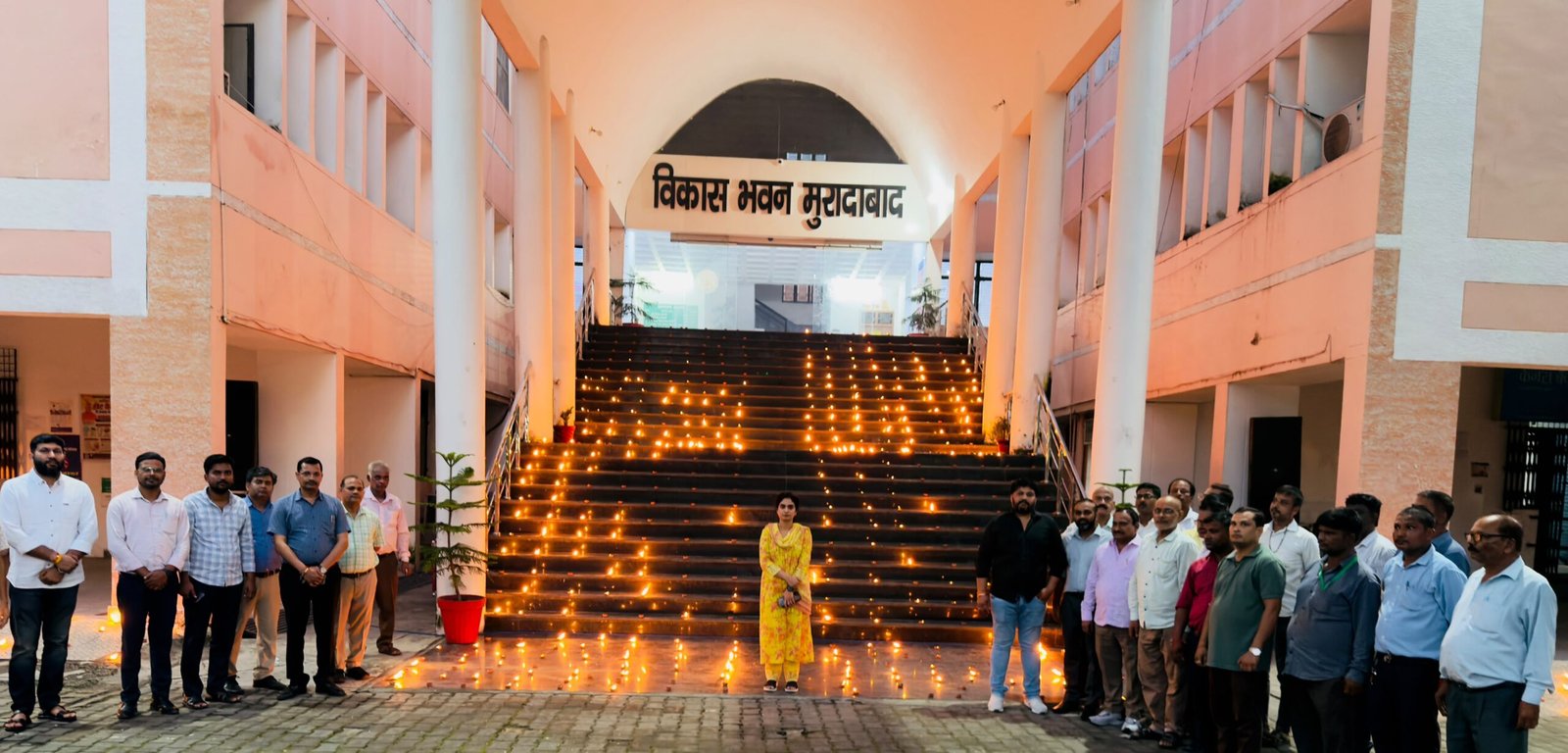 आशीर्वाद दिया कार्यक्रम में हिस्सा लेतीं मुख्य विकास अधिकारी व कर्मचारीगण।