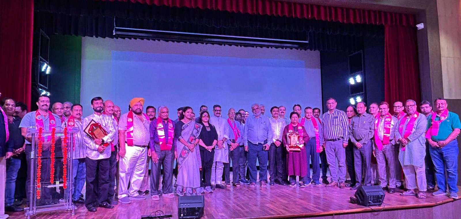 वार्षिक 'पुरातन छात्र मिलन समारोह में उपस्थित शिक्षक व छात्र।