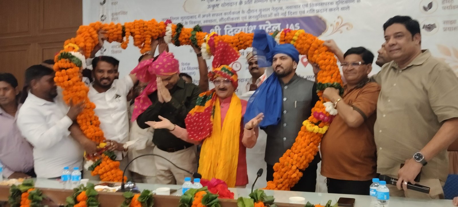 विदाई समारोह में उपस्थित मेयर विनोद अग्रवाल व अन्य। 