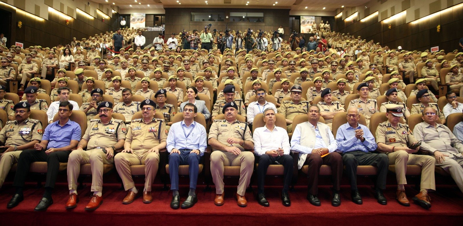 कार्यक्रम में उपस्थित पुलिसकर्मी व अन्य। 