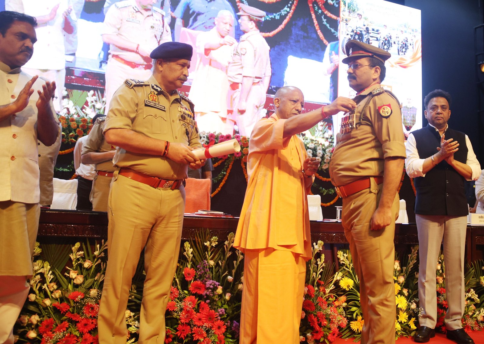 कार्यकर में पुलिस कर्मियों को सम्मानित करते सीएम योगी। 