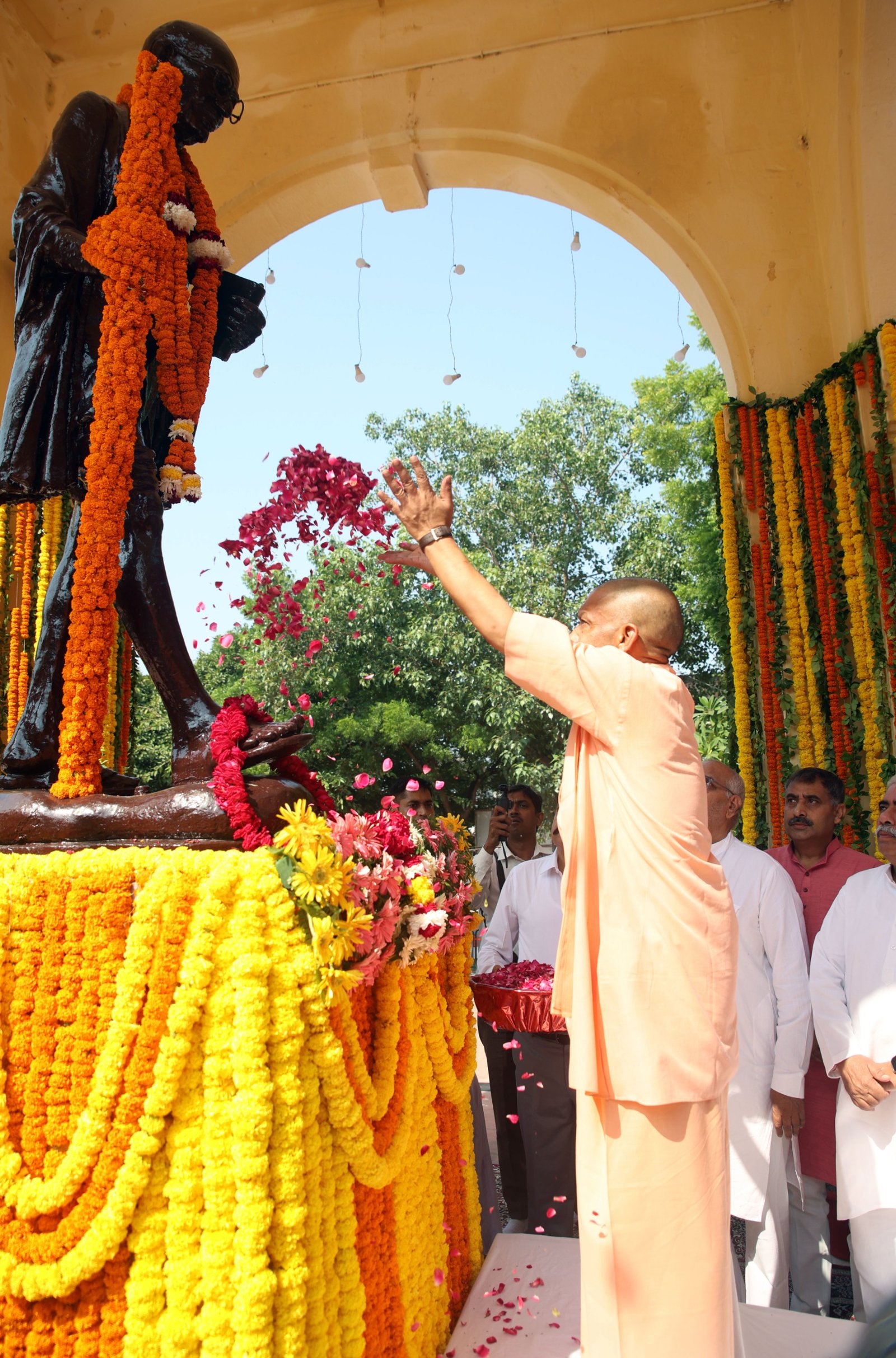 राष्ट्रपिता महात्मा गांधी की प्रतिमा पर पुष्प अर्पित करते सीएम योगी।