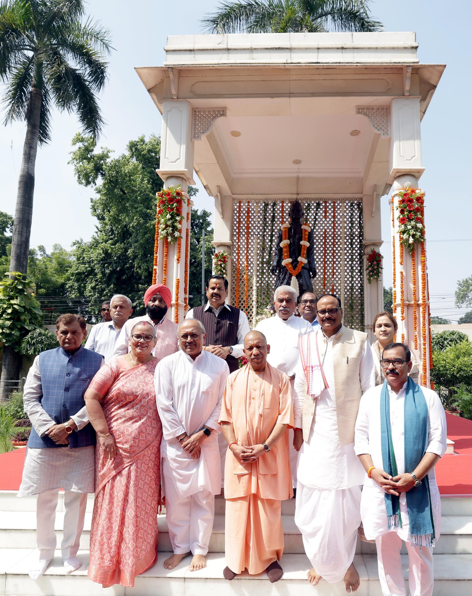जीपीओ स्थित राष्ट्रपिता के पुष्पांजलि कार्यक्रम में उपस्थिति सीएम व अन्य