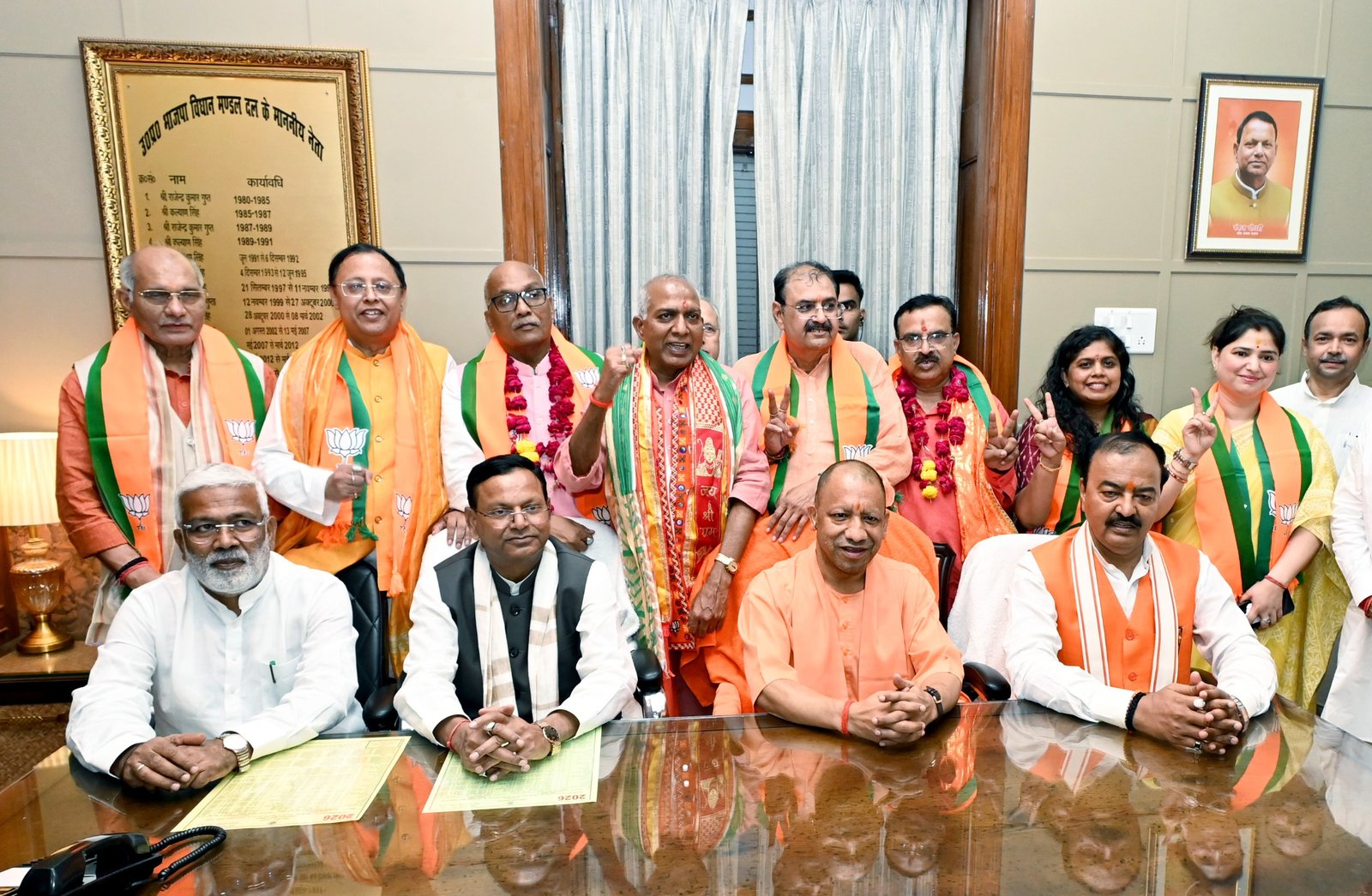 नामांकन दाखिल करने के बाद सीएम योगी व उप मुख्यमंत्री केशव प्रसाद मौर्या के साथ प्रत्याशी व अन्य मंत्री।