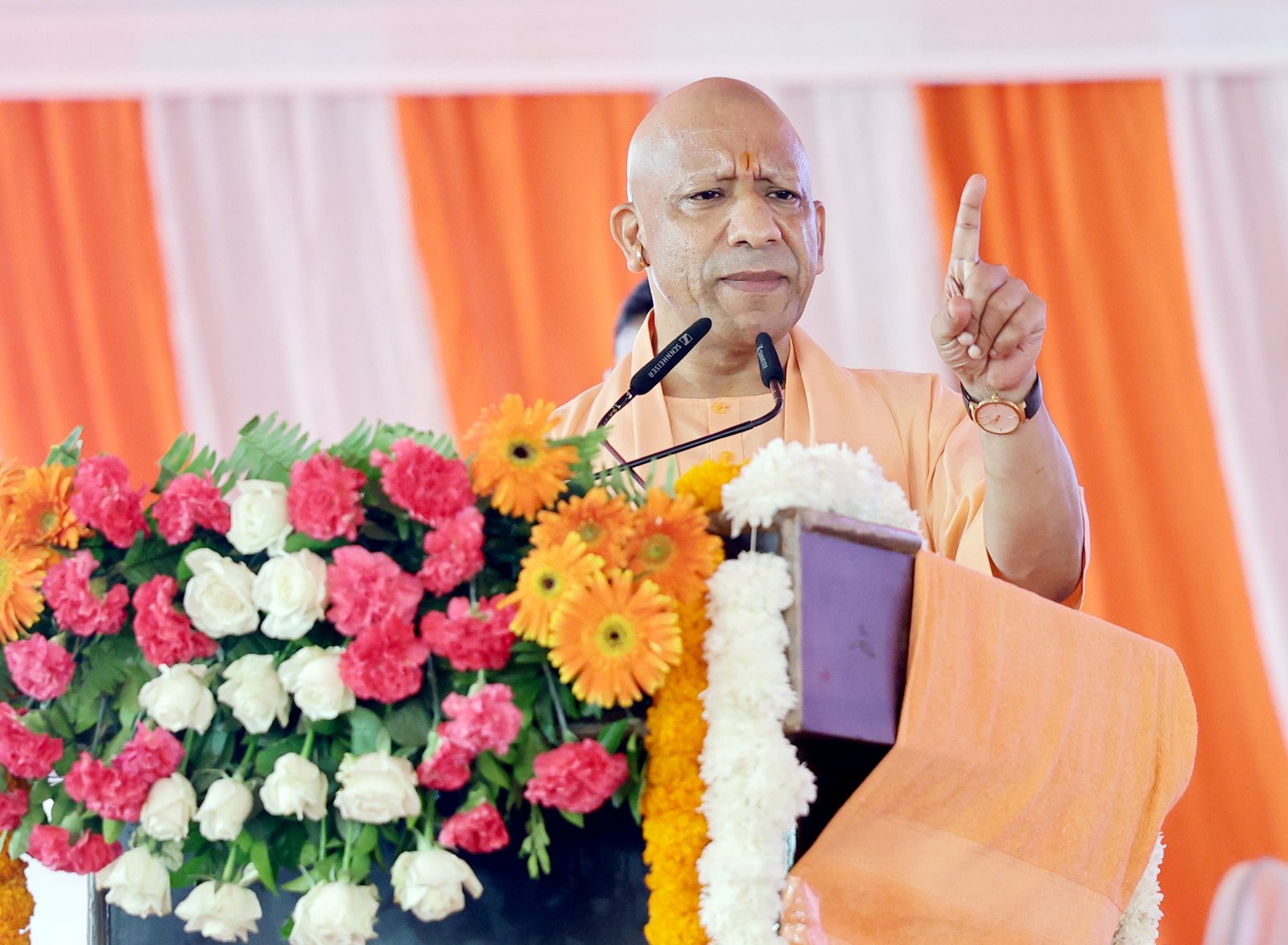 मंच से दीपोत्सव की जानकारी देते सीएम योगी।