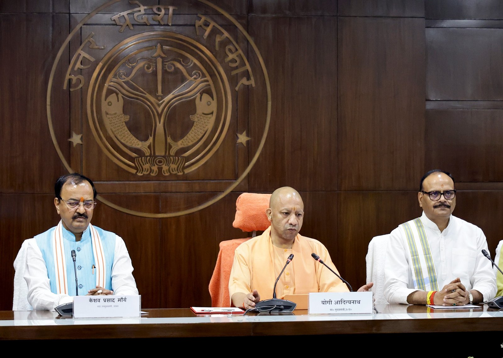 कैबिनेट बैठक में जानकारी देते सीएम योगी।