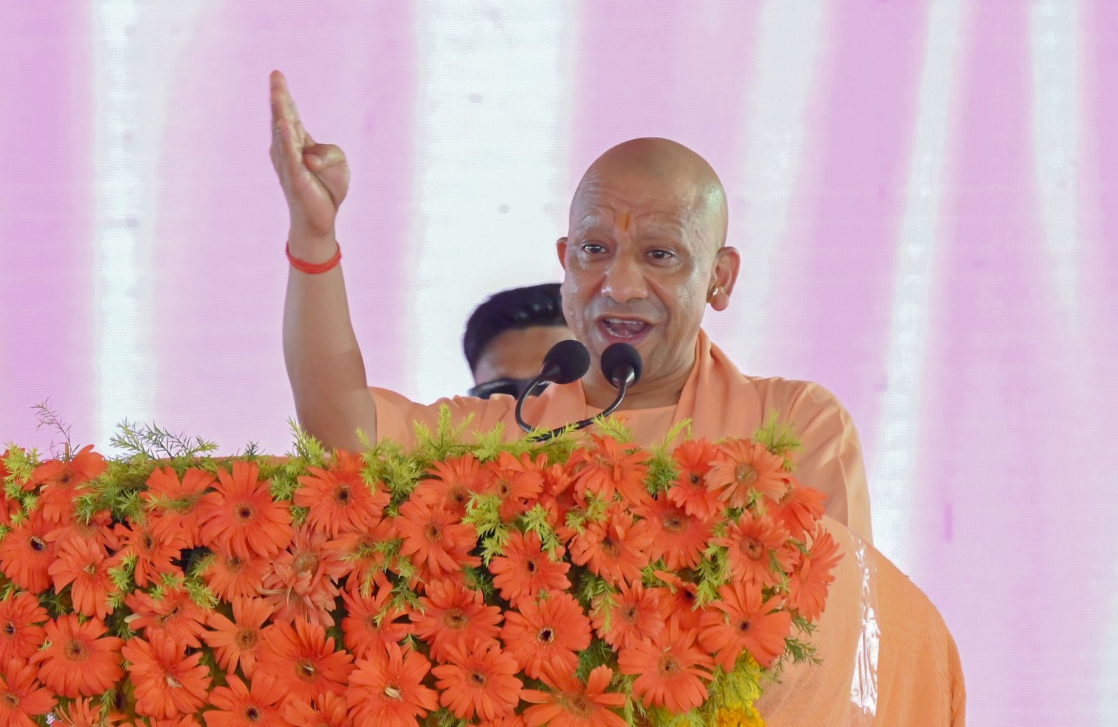 मंच से बोलते सीएम योगी आदित्यनाथ।